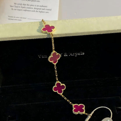 [Bloom] PULSERA DE PORCELANA ROSA CON ESMALTE DE TRÉBOL CON 5 MOTIVOS 