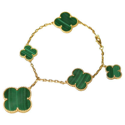 [LUXE] PULSERA DE ORO CON MALAQUITA Y TRÉBOL MÁGICO CON 5 MOTIVOS