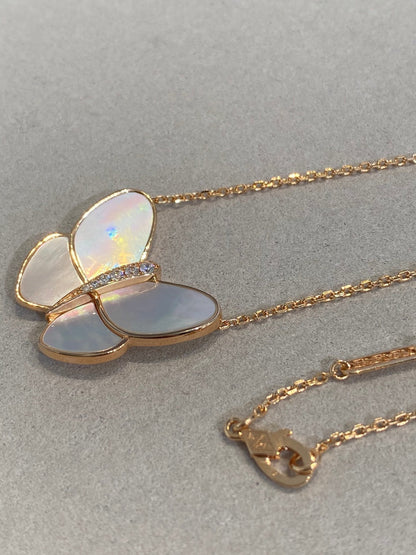 [LUXE] COLLAR DE MARIPOSA CON DIAMANTES Y MOPA DE ORO