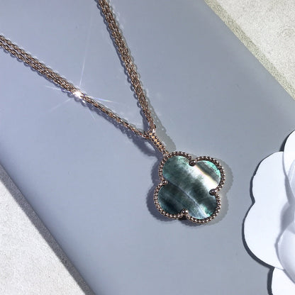 [LUXE] COLLAR DE TRÉBOL GRANDE DE 25 MM DE ORO CON TRAPEZOIDAL OSCURO