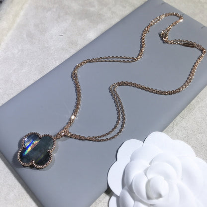 [LUXE] COLLAR DE TRÉBOL GRANDE DE 25 MM DE ORO CON TRAPEZOIDAL OSCURO