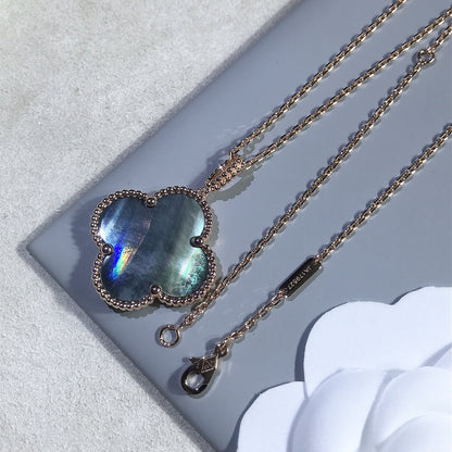 [LUXE] COLLAR DE TRÉBOL GRANDE DE 25 MM DE ORO CON TRAPEZOIDAL OSCURO