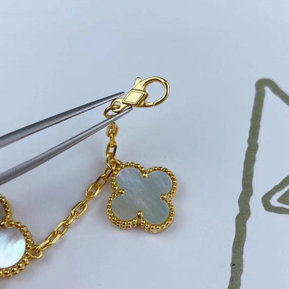 [LUXE] PULSERA DE ORO CON TRÉBOL MÁGICO Y 5 MOTIVOS