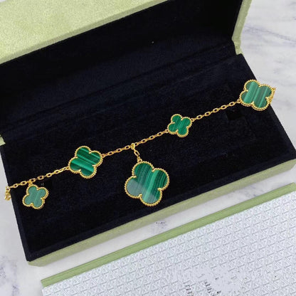 [LUXE] PULSERA DE ORO CON MALAQUITA Y TRÉBOL MÁGICO CON 5 MOTIVOS