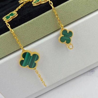 [LUXE] PULSERA DE ORO CON MALAQUITA Y TRÉBOL MÁGICO CON 5 MOTIVOS