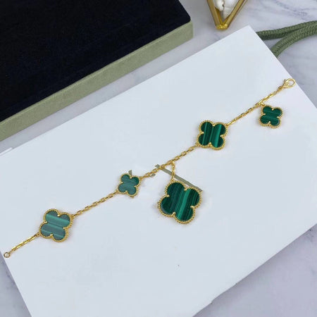 [LUXE] PULSERA DE ORO CON MALAQUITA Y TRÉBOL MÁGICO CON 5 MOTIVOS