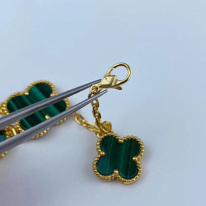 [LUXE] PULSERA DE ORO CON MALAQUITA Y TRÉBOL MÁGICO CON 5 MOTIVOS