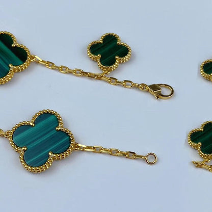 [LUXE] PULSERA DE ORO CON MALAQUITA Y TRÉBOL MÁGICO CON 5 MOTIVOS