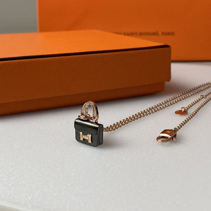 [LUXE] COLLAR CONSTANCE BLACK PEDANT DE ORO ROSA