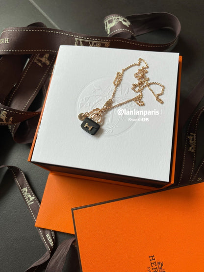 [LUXE] COLLAR CONSTANCE BLACK PEDANT DE ORO ROSA