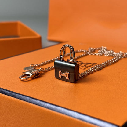 [LUXE] COLLAR CONSTANCE BLACK PEDANT DE ORO ROSA