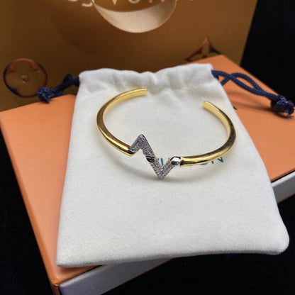 [LUXE] VOLTE PULSERA ABIERTA DE ORO CON DIAMANTES Y SITIO HACIA ABAJO