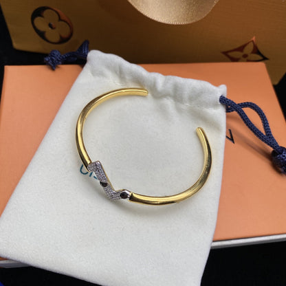 [LUXE] VOLTE PULSERA ABIERTA DE ORO CON DIAMANTES Y SITIO HACIA ABAJO