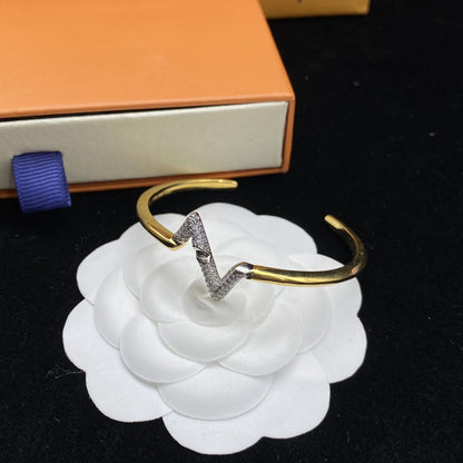 [LUXE] VOLTE PULSERA ABIERTA DE ORO CON DIAMANTES Y SITIO HACIA ABAJO