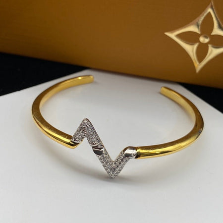 [LUXE] VOLTE PULSERA ABIERTA DE ORO CON DIAMANTES Y SITIO HACIA ABAJO