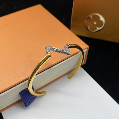 [LUXE] VOLTE PULSERA ABIERTA DE ORO CON DIAMANTES Y SITIO HACIA ABAJO