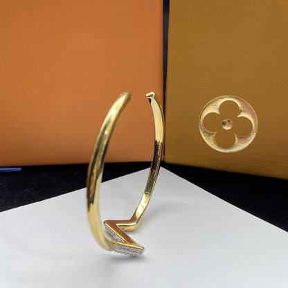 [LUXE] VOLTE PULSERA ABIERTA DE ORO CON DIAMANTES Y SITIO HACIA ABAJO