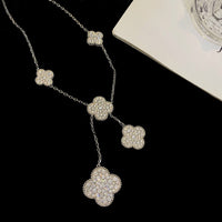 [LUXE] COLLAR DE PLATA Y DIAMANTES CON 5 MOTIVOS DE TRÉBOL
