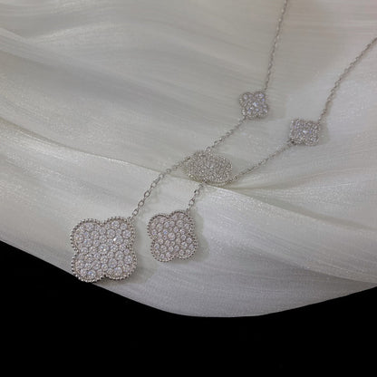 [LUXE] COLLAR DE PLATA Y DIAMANTES CON 5 MOTIVOS DE TRÉBOL