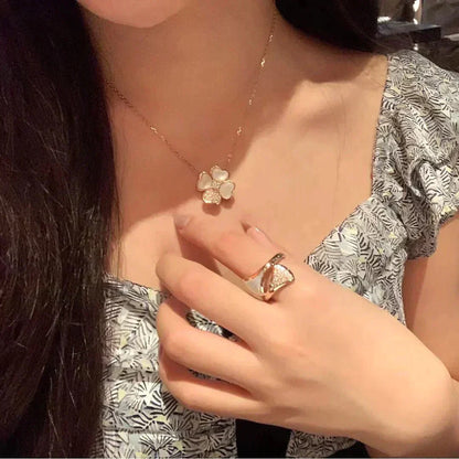 [LUXE] COLLAR DE ORO ROSA CON DIAMANTES Y TRÉBOL