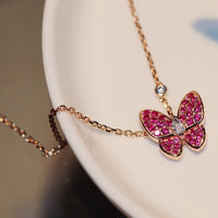 [LUXE] COLLAR DE ORO ROSA CON DIAMANTE ROJO Y MARIPOSA