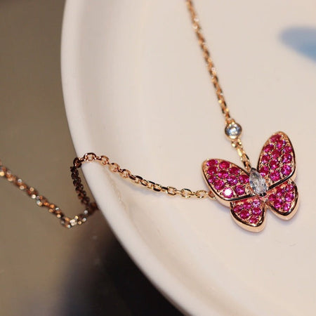[LUXE] COLLAR DE ORO ROSA CON DIAMANTE ROJO Y MARIPOSA
