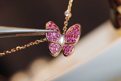 [LUXE] COLLAR DE ORO ROSA CON DIAMANTE ROJO Y MARIPOSA