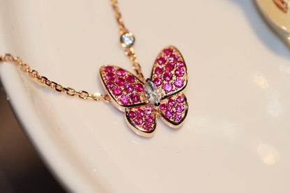 [LUXE] COLLAR DE ORO ROSA CON DIAMANTE ROJO Y MARIPOSA