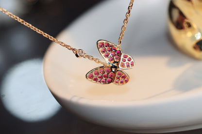 [LUXE] COLLAR DE ORO ROSA CON DIAMANTE ROJO Y MARIPOSA