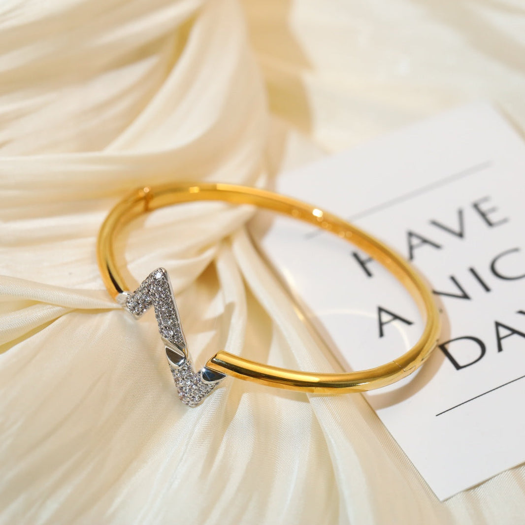 [LUXE] VOLTE PULSERA DE ORO CON DIAMANTES Y SITIO ABAJO