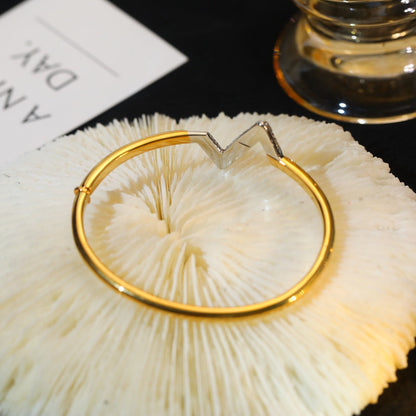 [LUXE] VOLTE PULSERA DE ORO CON DIAMANTES Y SITIO ABAJO