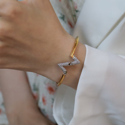 [LUXE] VOLTE PULSERA DE ORO CON DIAMANTES Y SITIO ABAJO