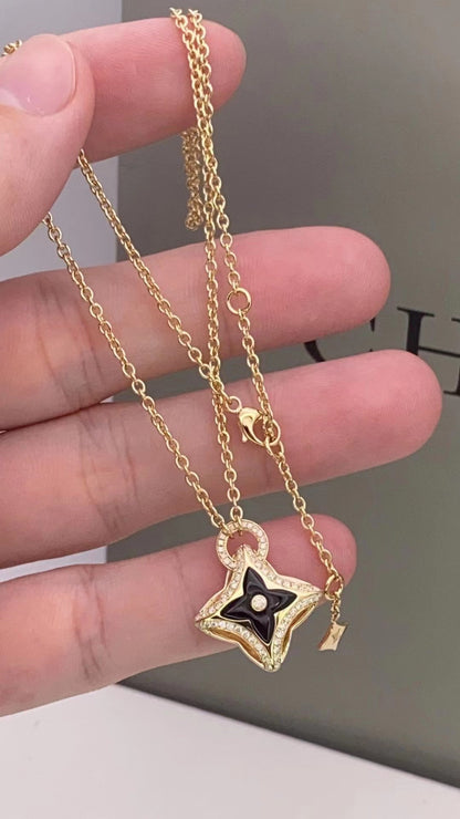 [LUXE] COLLAR DE ORO ROSA CON DIAMANTES Y PEDANTE ESTRELLA