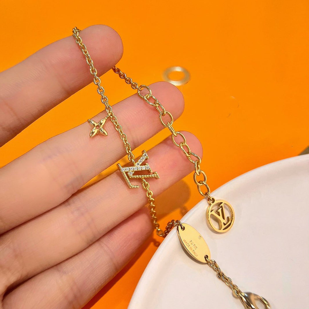 PULSERA DE ORO CON MOTIVO DE ESTRELLA Y LOGO [LUXE]