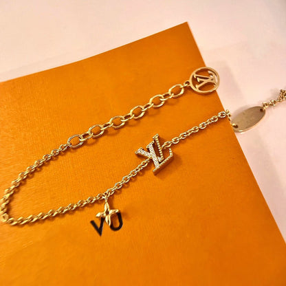 PULSERA DE ORO CON MOTIVO DE ESTRELLA Y LOGO [LUXE]