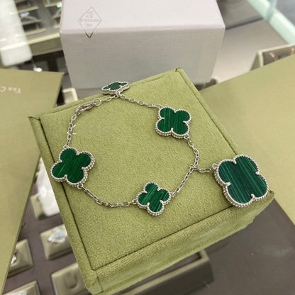 [LUXE] PULSERA DE PLATA Y MALAQUITA CON 5 MOTIVOS DE TRÉBOL