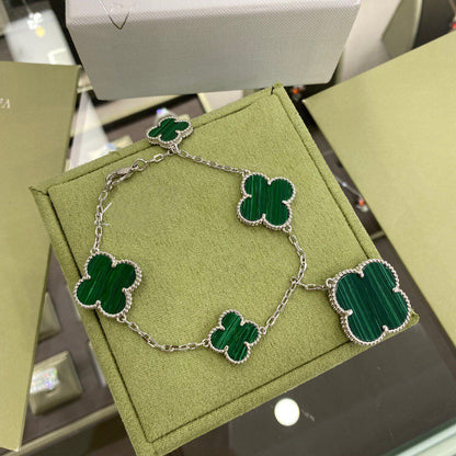 [LUXE] PULSERA DE PLATA Y MALAQUITA CON 5 MOTIVOS DE TRÉBOL