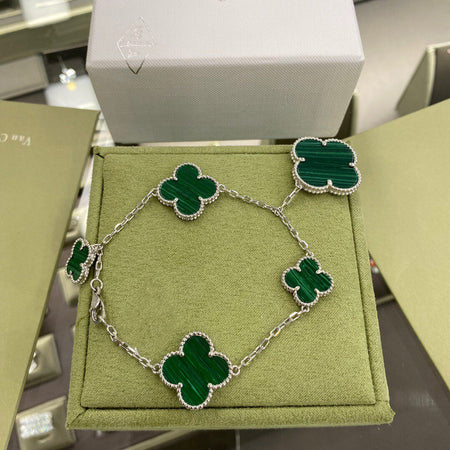 [LUXE] PULSERA DE PLATA Y MALAQUITA CON 5 MOTIVOS DE TRÉBOL