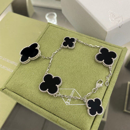 [LUXE] PULSERA DE ÓNIX PLATA CON 5 MOTIVOS DE TRÉBOL