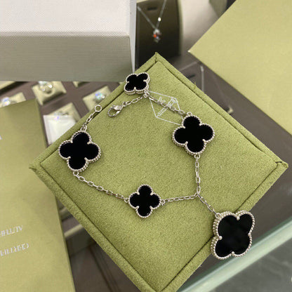 [LUXE] PULSERA DE ÓNIX PLATA CON 5 MOTIVOS DE TRÉBOL