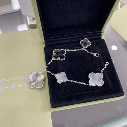 [LUXE] PULSERA DE TRAPEZOIDAL OSCURA DE PLATA CON 5 MOTIVOS DE TRÉBOL