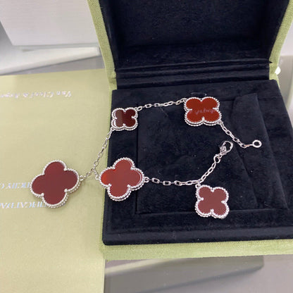 [LUXE]PULSERA DE PLATA CON 5 MOTIVOS DE TRÉBOL Y CORNALINA
