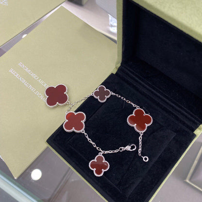 [LUXE]PULSERA DE PLATA CON 5 MOTIVOS DE TRÉBOL Y CORNALINA