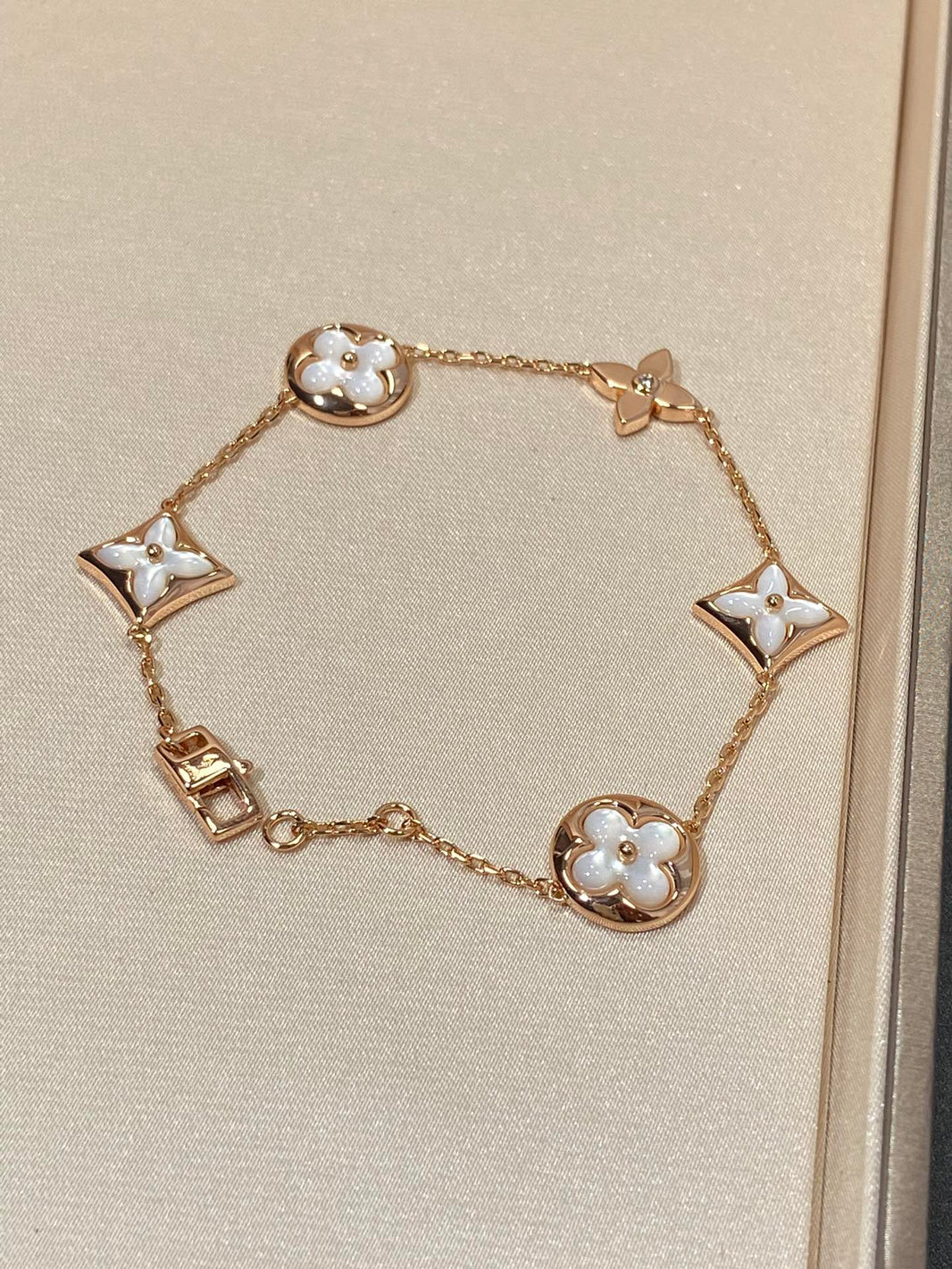 [LUXE] PULSERA DE ORO ROSA CON 5 MOTIVOS DE ESTRELLAS Y SOLES