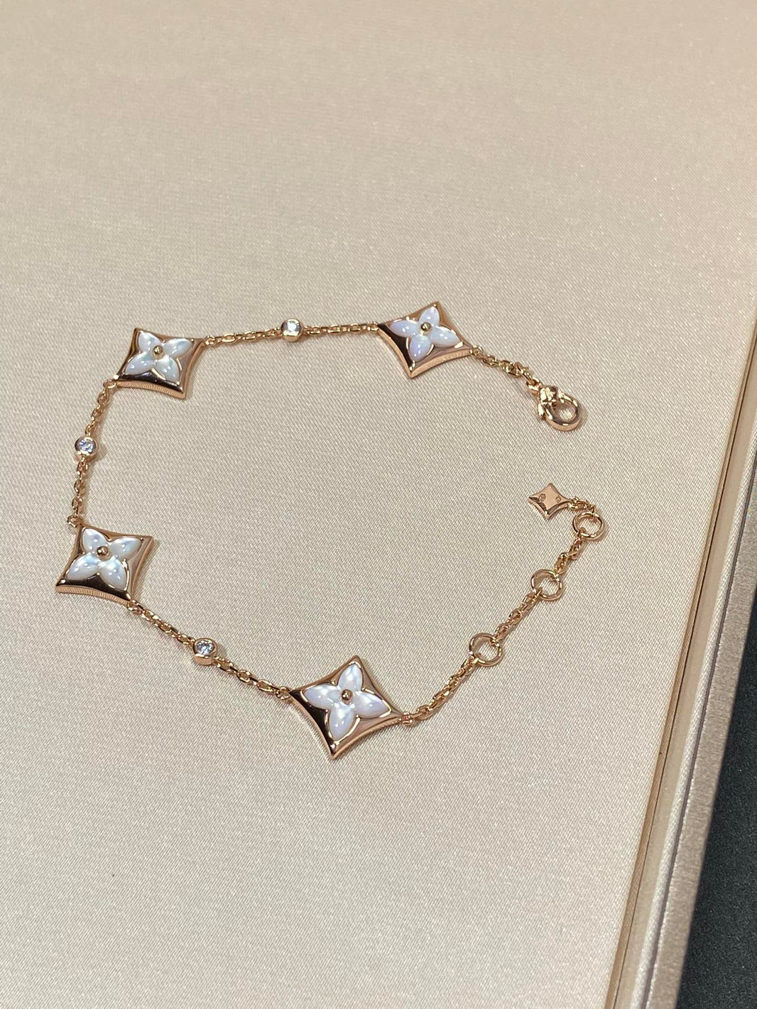 [LUXE] PULSERA DE ORO ROSA CON 4 MOTIVOS DE ESTRELLAS Y DIAMANTE