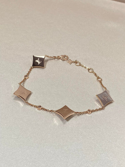 [LUXE] PULSERA DE ORO ROSA CON 4 MOTIVOS DE ESTRELLAS Y DIAMANTE
