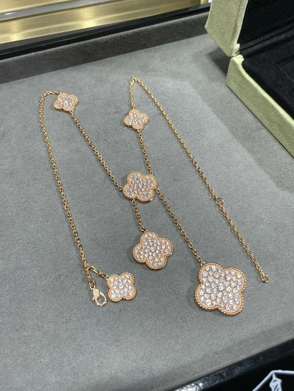 [LUXE] COLLAR CON 6 MOTIVOS DE TRÉBOL Y DIAMANTES PAVÉ