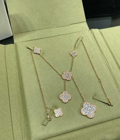[LUXE] COLLAR CON 6 MOTIVOS DE TRÉBOL Y DIAMANTES PAVÉ