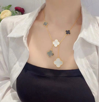 [LUXE] COLLAR DE ORO CON ÓNIX Y MOTIVO DE TRÉBOL DE 6 PIEDRAS 