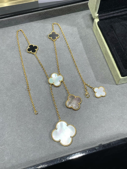 [LUXE] COLLAR DE ORO CON ÓNIX Y MOTIVO DE TRÉBOL DE 6 PIEDRAS 